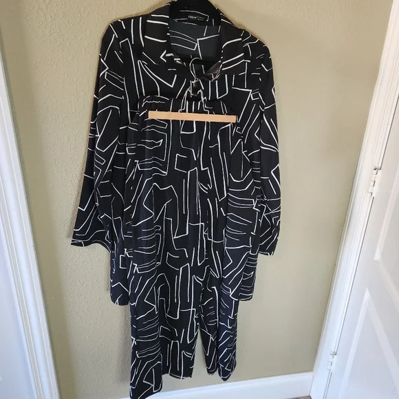 SHEIN Black and White Geometric Top - Picture 3 of 9